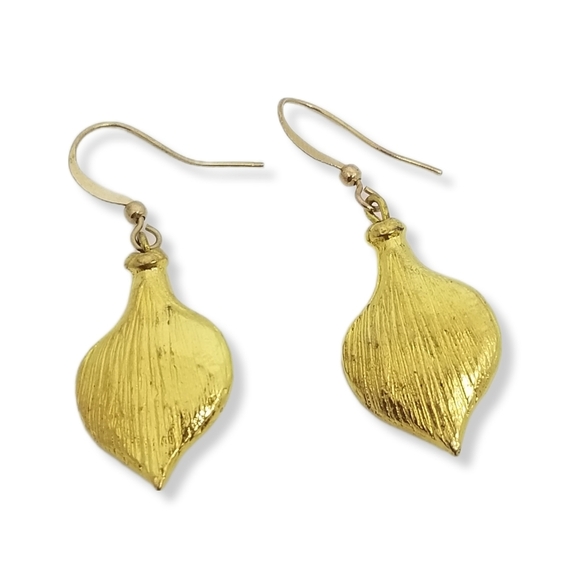VINTAGE GOLDTONE & FAUX PEARL CALLA LILY DROP HOOK EARRINGS - Picture 5 of 5